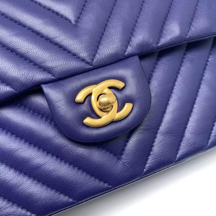 Chanel香奈儿 蓝色金扣V纹CF中号链条包 Chanel 香奈儿蓝色金扣V纹CF中号链条包，成色很好，包型挺立，稀有的颜色，超酷，专柜62700，镭射21开，我们现货好价带走啦，尺寸：25.15.7cm